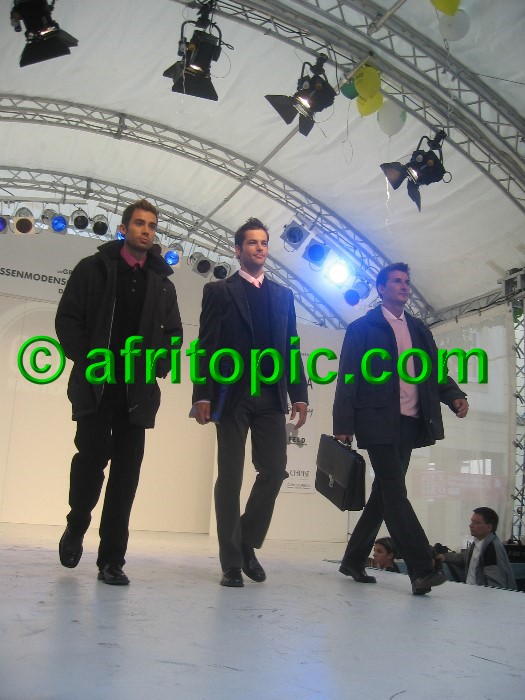 ../Images/Krefeld-Strssenmodenschau-2005 366.jpg